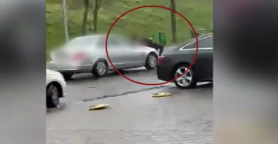 A luat-o pe capotă fiind la un pas de a o călca pe cap. Două șoferițe n-au putut împărți un loc de parcare
